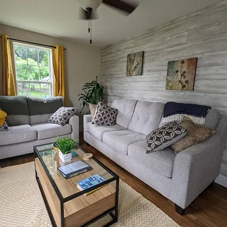 Walk To Washington Park, Pet-Friendly, Backyard Apartment