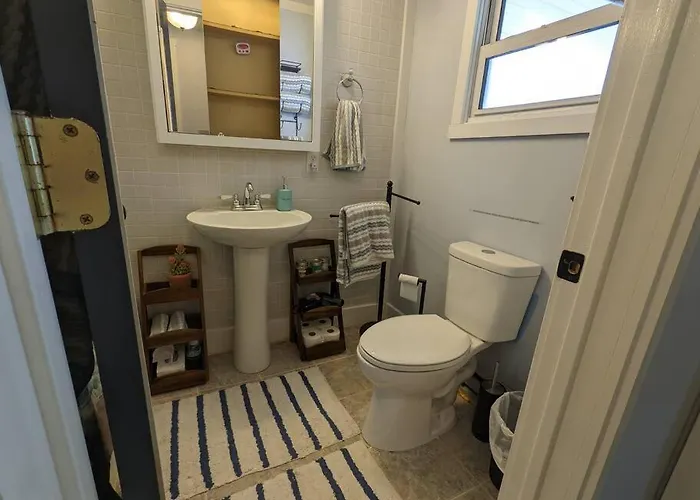 Apartment Walk To Washington Park, Pet-friendly, Backyard